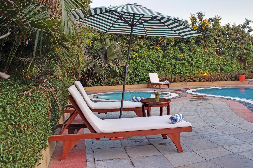 Bazén v ubytování Temple Tree Hotel Shirdi nebo v jeho okolí