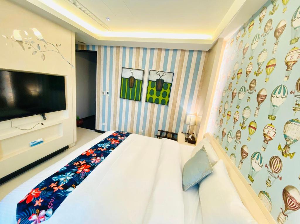 Postel nebo postele na pokoji v ubytování 日月潭天月水色民宿 (老街-停車-度假）skylight bnb