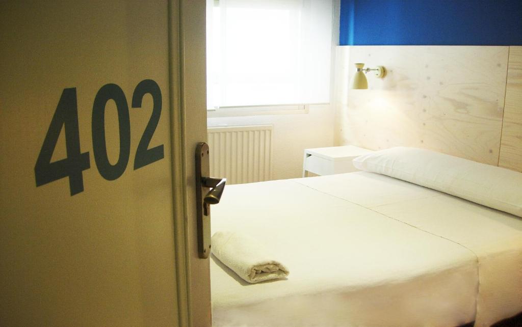 ein Schlafzimmer mit einem Bett mit der Nummer an der Tür in der Unterkunft Boreal Solano in Burgos