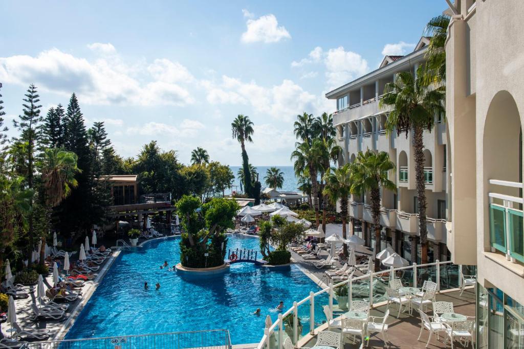 una imagen de una piscina en un complejo en Side Star Beach Hotel - Ultra All Inclusive, en Side