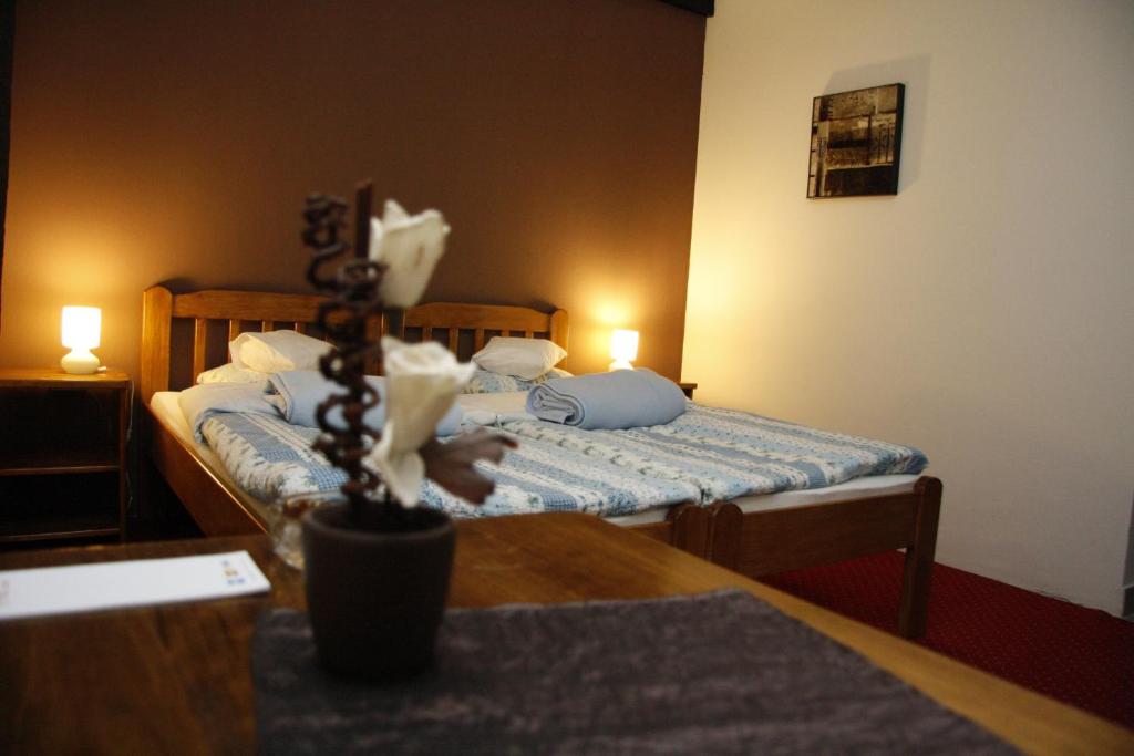 ein Hotelzimmer mit 2 Betten und einem Tisch mit einem sidx sidx in der Unterkunft Valpovački dvori B&B in Valpovo