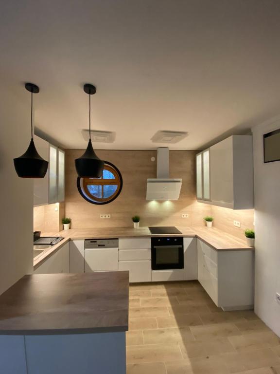 Kuchyňa alebo kuchynka v ubytovaní House4U