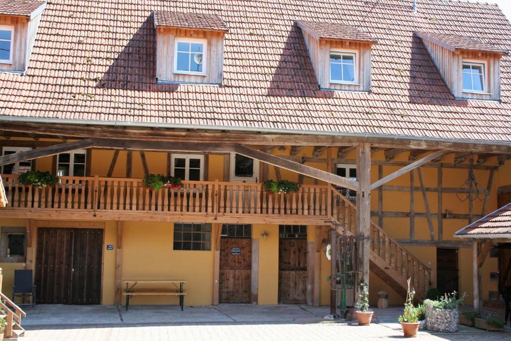 Cette maison dispose d'un balcon et d'une terrasse. dans l'établissement La ferme de Georges Apt 1 à 6 pers, à Bischholtz