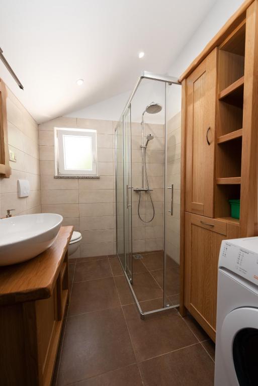łazienka z prysznicem i umywalką w obiekcie 2 Apartments in Old Stone House near Opatija w mieście Ičići