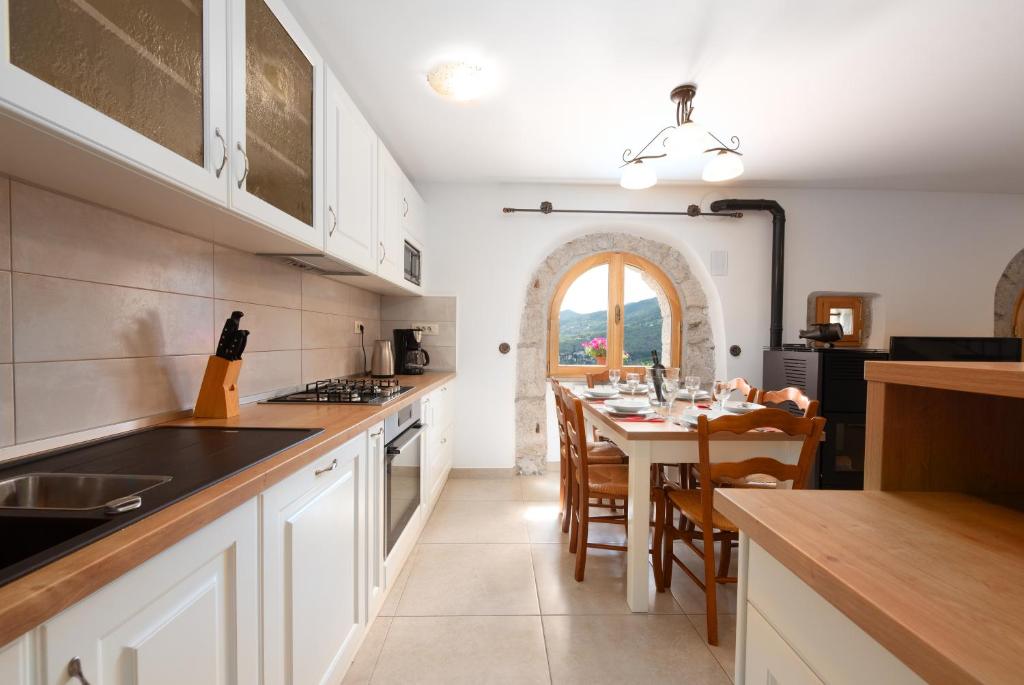 Kuchnia lub aneks kuchenny w obiekcie 2 Apartments in Old Stone House near Opatija