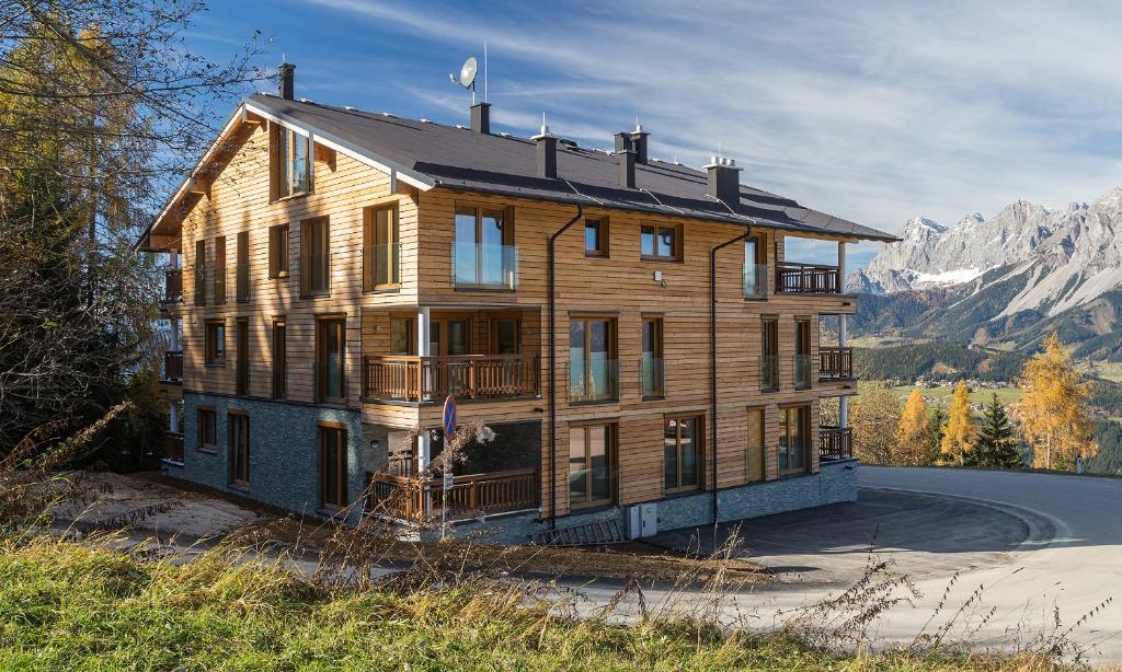 une grande maison en bois installée au sommet d'une colline dans l'établissement Ski In Ski Out Apartment Fastenberg Top 2 by AA Holiday Homes, à Schladming