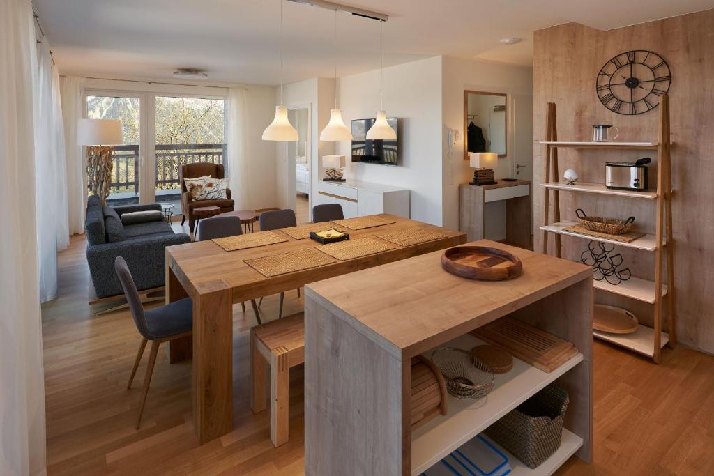 斯拉德明的住宿－Ski In Ski Out Apartment Fastenberg Top 3 by AA Holiday Homes，厨房以及带桌椅的起居室。