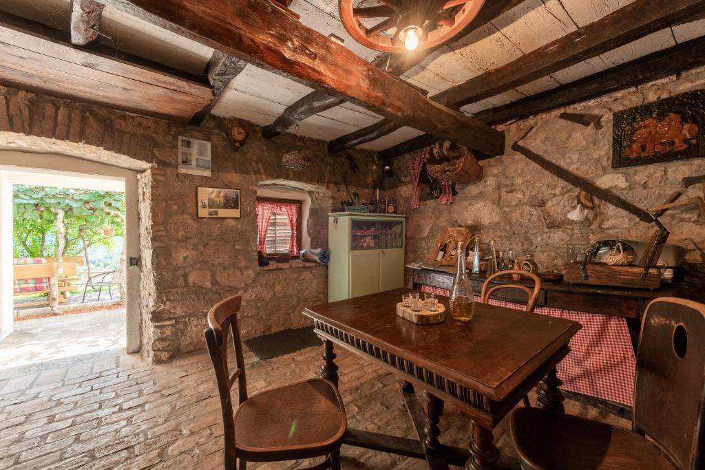 Zdjęcie z galerii obiektu 2 Apartments in Old Stone House near Opatija w mieście Ičići