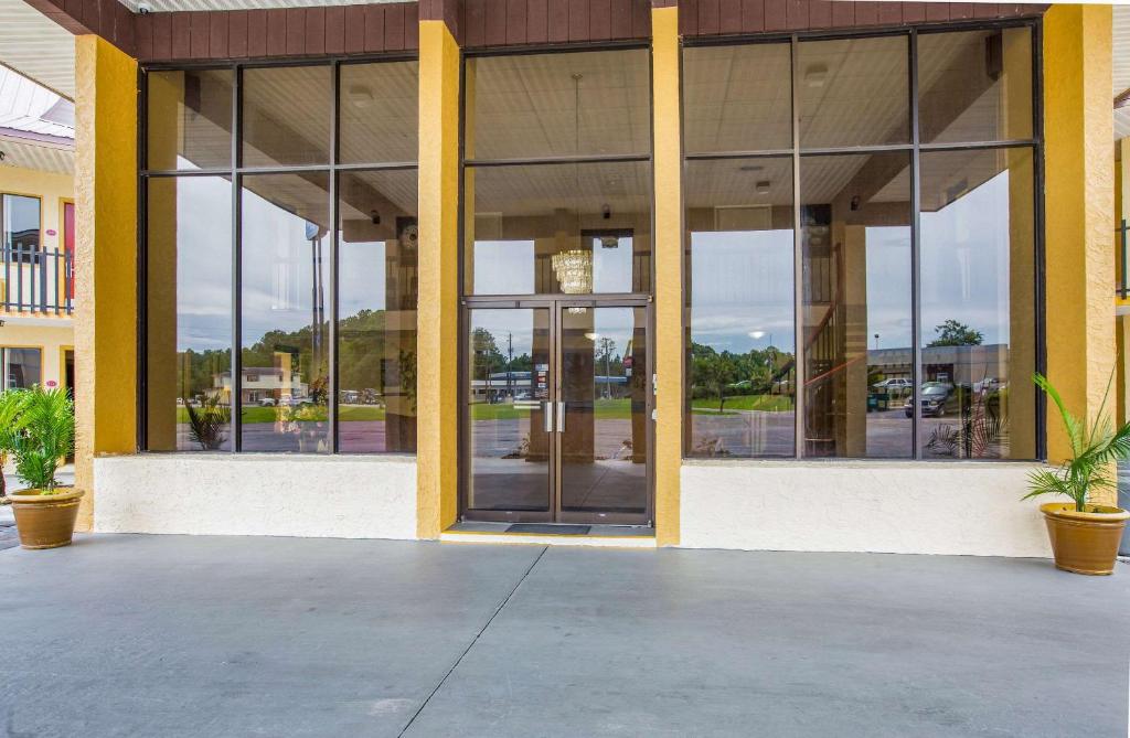 a building with large glass windows in a mall at Rodeway Inn in Bonifay