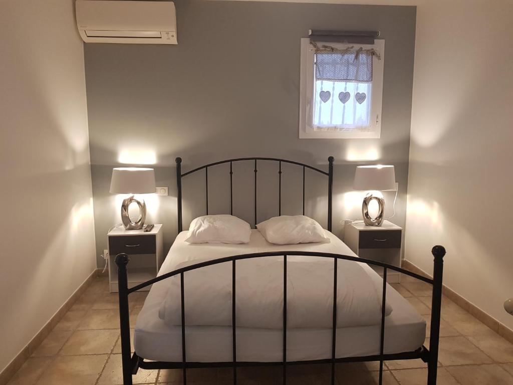 מיטה או מיטות בחדר ב-Gîte Pierre Blanche