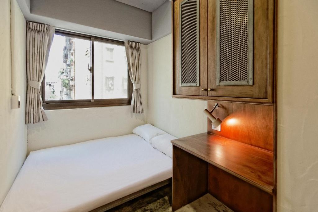 a small room with two beds and a desk at 拉開門輕旅 Le Passage Hostel in Taipei