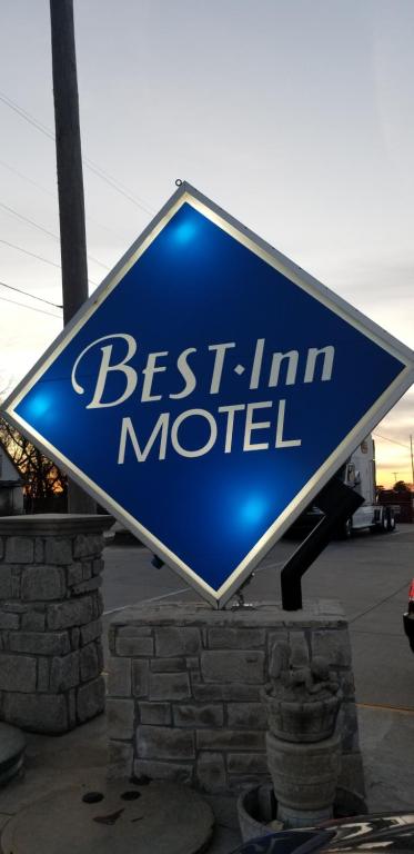 ein blaues Schild, das am besten im Motel steht in der Unterkunft Best Inn Motel Salina in Salina