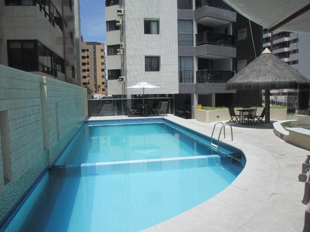 een groot blauw zwembad bovenop een gebouw bij EDIFÍCIO NAUTILUS in Maceió