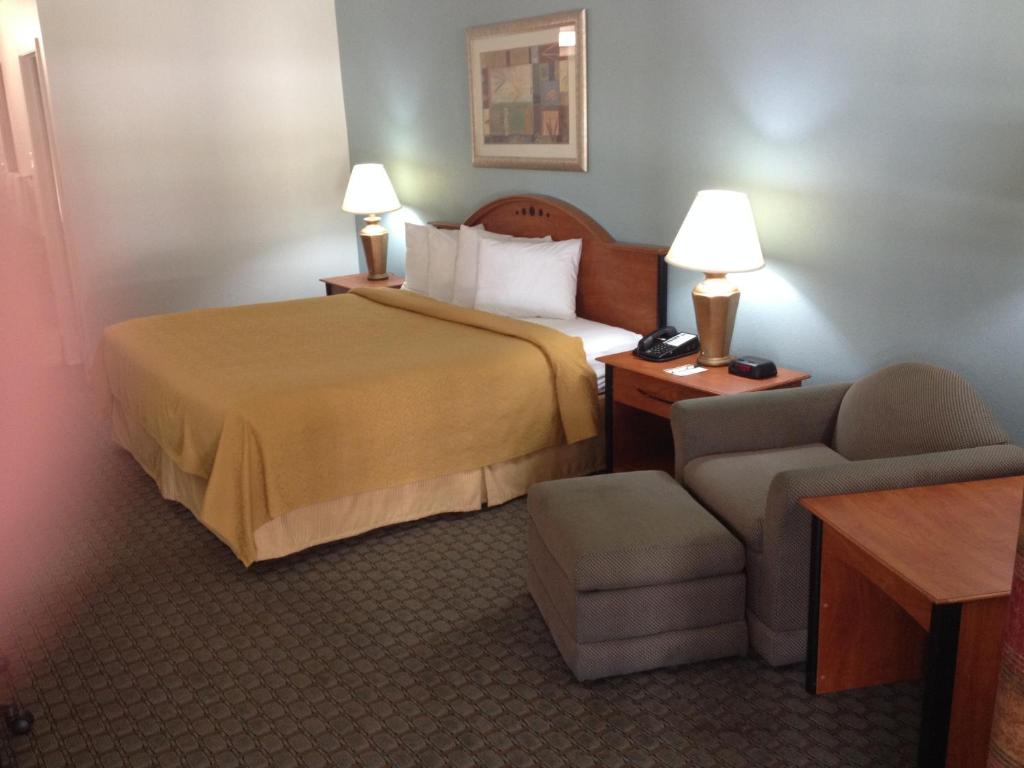 Quality Inn Clute Freeport - King Room