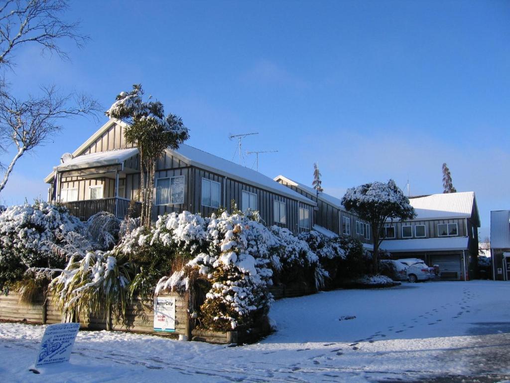 un edificio cubierto de nieve delante en Howards Mountain Lodge en National Park