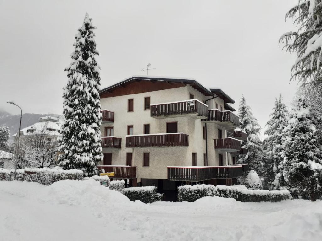 un edificio con nieve en el suelo delante de él en Le Cappellette, en Moggio