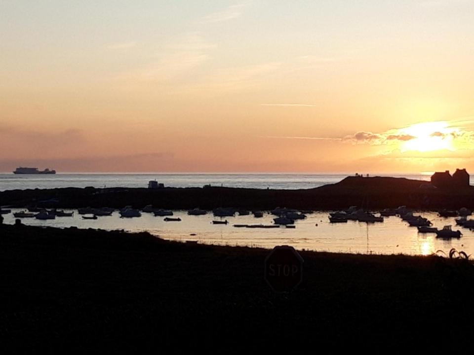 um grupo de barcos na água ao pôr do sol em Les embruns em Plouarzel