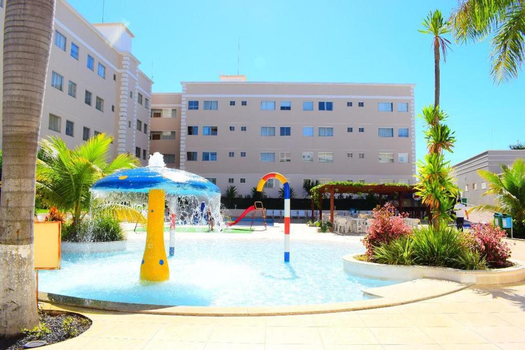 - un parc aquatique avec une aire de jeux avec un parasol dans l'établissement Encontro das Águas Resort, à Caldas Novas