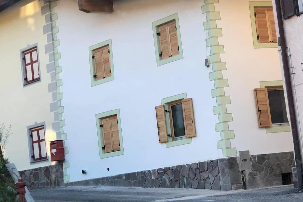 Budova, kde se chata nachází