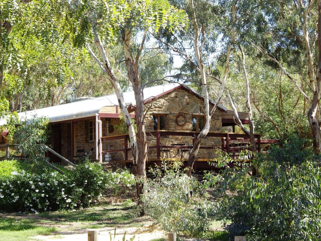 una casa in mezzo ad alcuni alberi di 1860 Wine Country Cottages a Springton