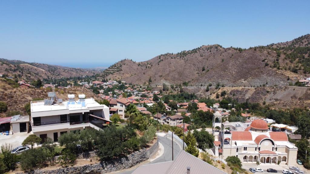 vista su una città con montagne sullo sfondo di Zangoulos Mountain a Kakopetria