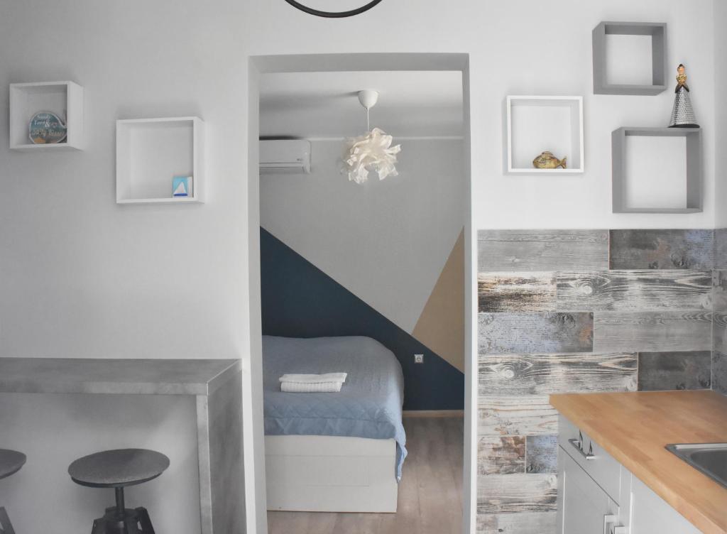 um pequeno quarto com uma cama e um espelho em Artemis Boutique House em Artemida