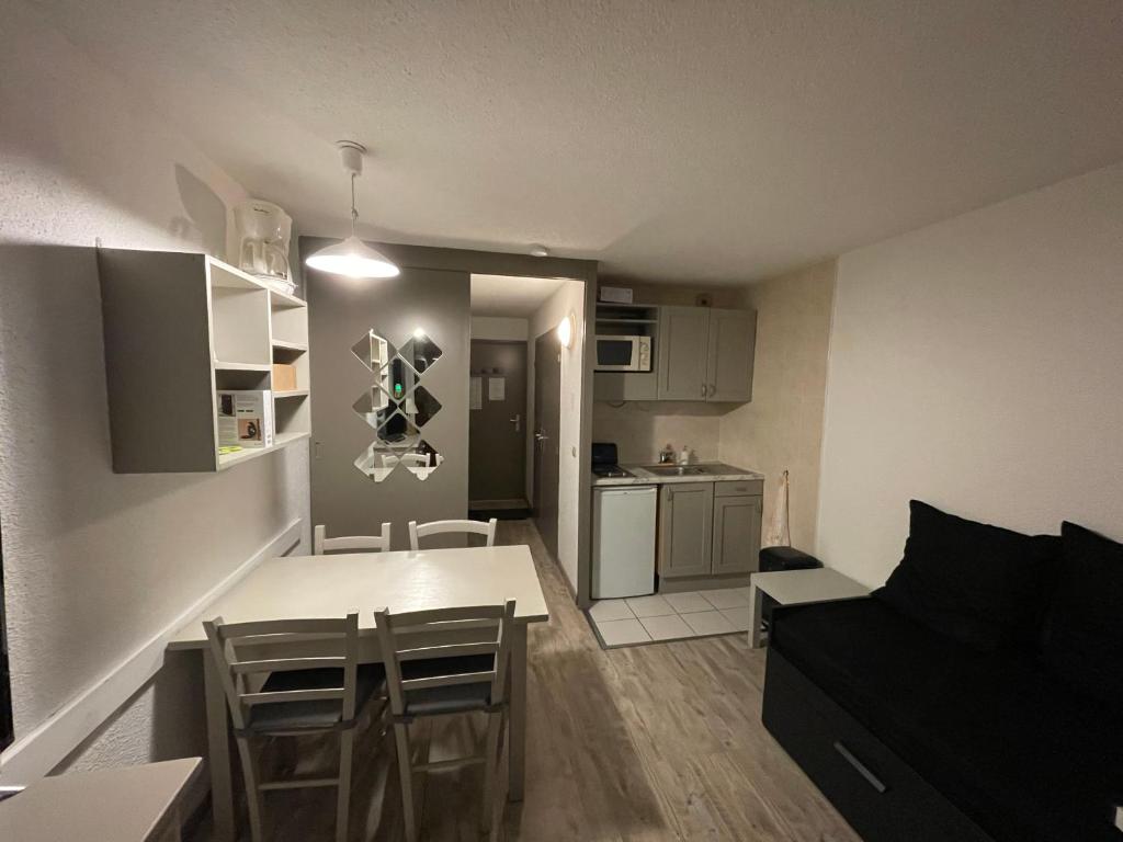 a kitchen and living room with a table and chairs at LOuréa studio 4 pers retour skis au pieds in Les Deux Alpes