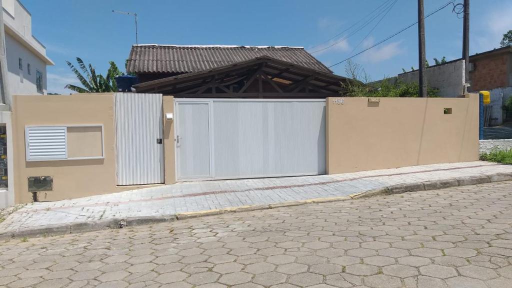  Kitinet à 1200 metros da praia de Bombas