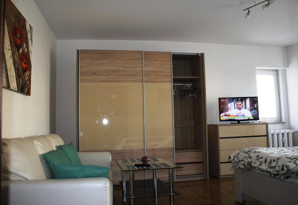 - un salon avec un canapé et une table en verre dans l'établissement Premium apartment, on Burebista blv, à Bucarest