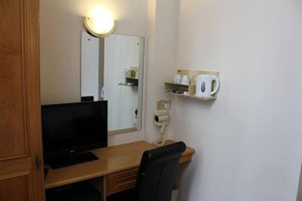 TV a/nebo společenská místnost v ubytování Regency Hotel Westend
