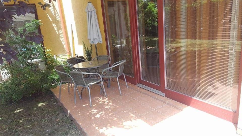 Patio alebo iná vonkajšia časť ubytovania Jenny apartman Siófok