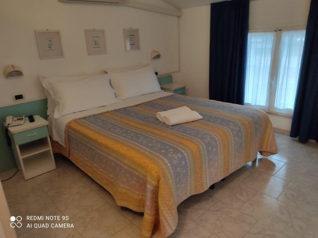Postel nebo postele na pokoji v ubytování Kristalex Pet Family Hotel