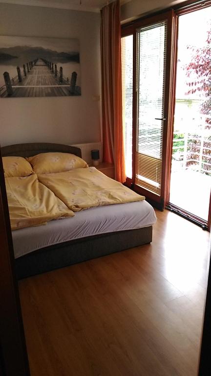 Posteľ alebo postele v izbe v ubytovaní Jenny apartman Siófok