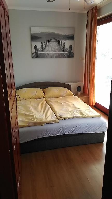 Posteľ alebo postele v izbe v ubytovaní Jenny apartman Siófok