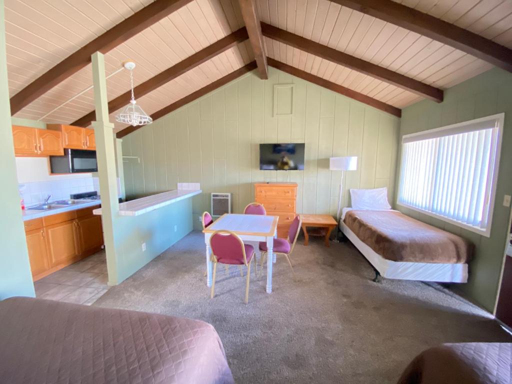 Postel nebo postele na pokoji v ubytování Bristlecone Motel