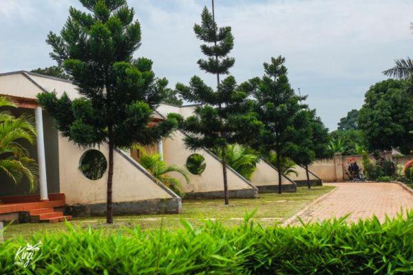Kinzi Apartments,restaurant and gardens