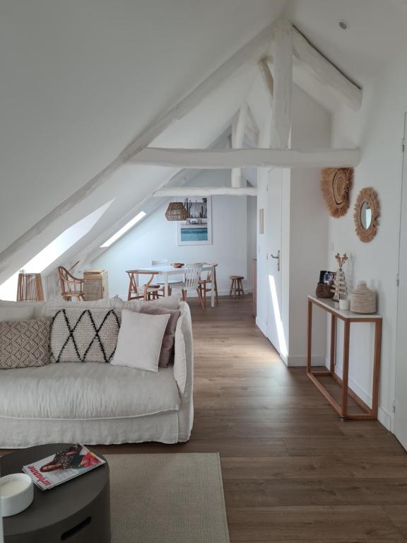un soggiorno con divano bianco e tavolo di Santorin, Appartement lumineux au coeur de Vannes a Vannes