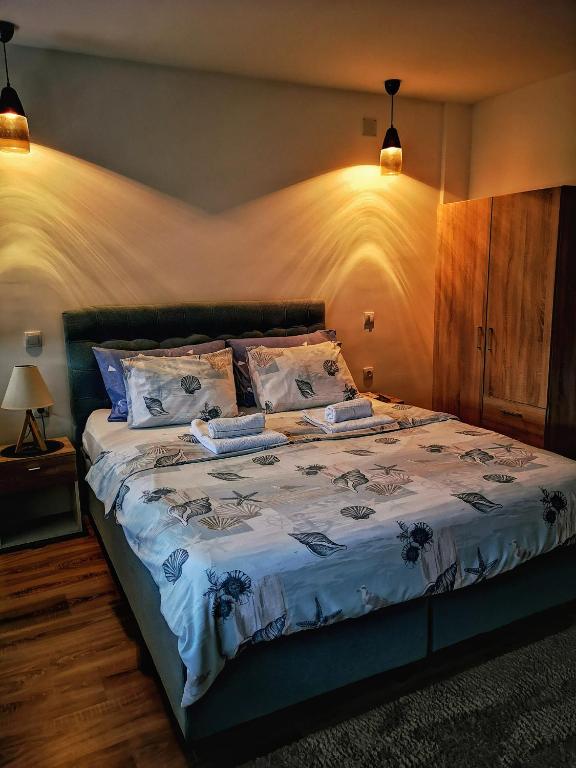 Llit o llits en una habitació de Apartman Srdjan