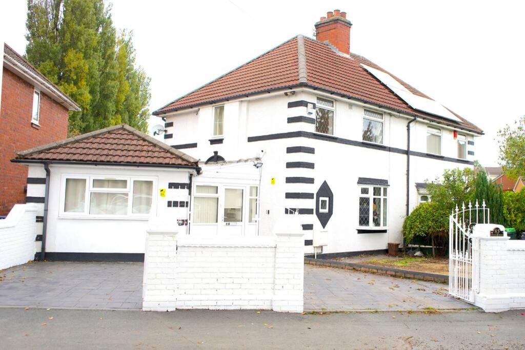 Large & Comfy House in Birmingham, 4 Bedroom,Secured Free parking ,Free