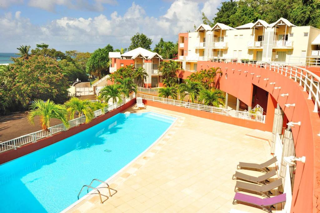 una foto di una piscina in un resort di Résidence de la baie - BLEU SOLEIL TARTANE a La Trinité