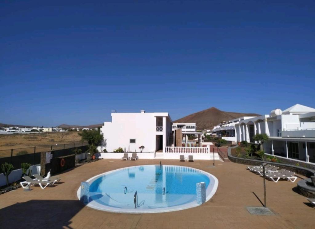 ein großer Pool in der Mitte eines Gebäudes in der Unterkunft Casita Mary in Costa Teguise