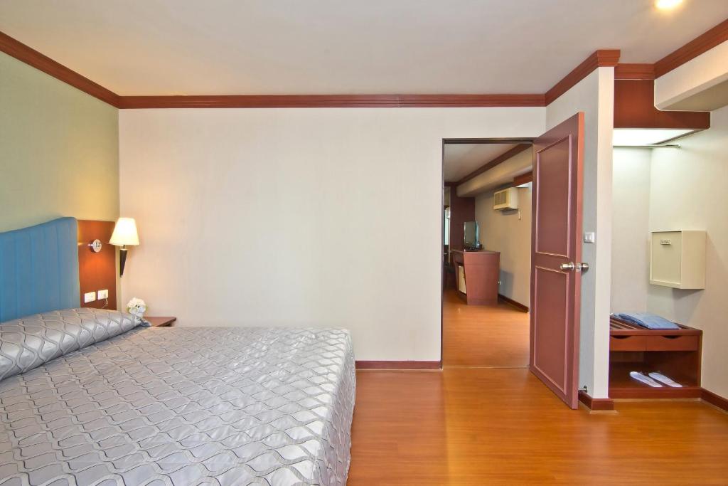 Postel nebo postele na pokoji v ubytování Baiyoke Suite Hotel