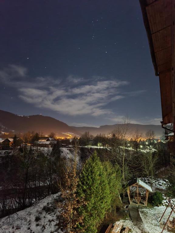 Nespecifikovaný výhled na hory nebo výhled na hory při pohledu z hotelu