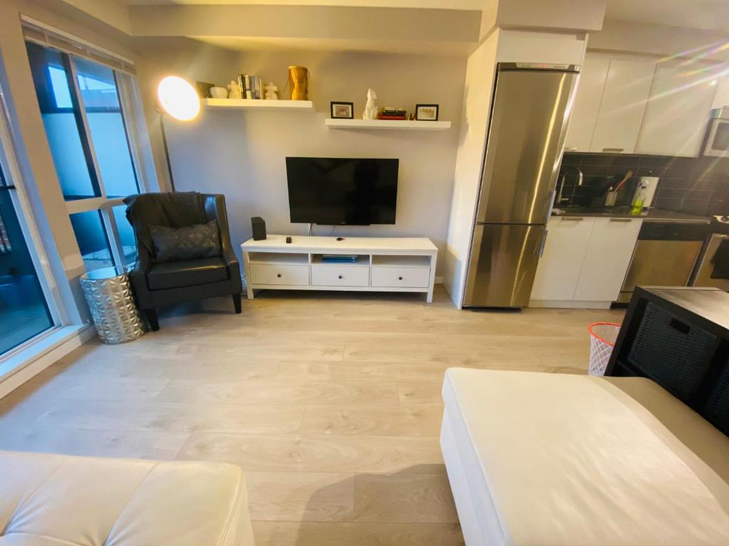 Downtown Heritage Condo with Parking - Departamento