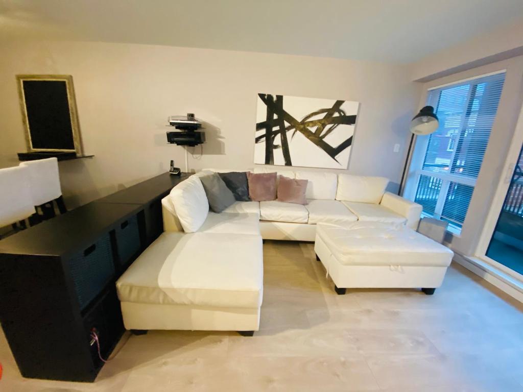 Downtown Heritage Condo with Parking - Housity