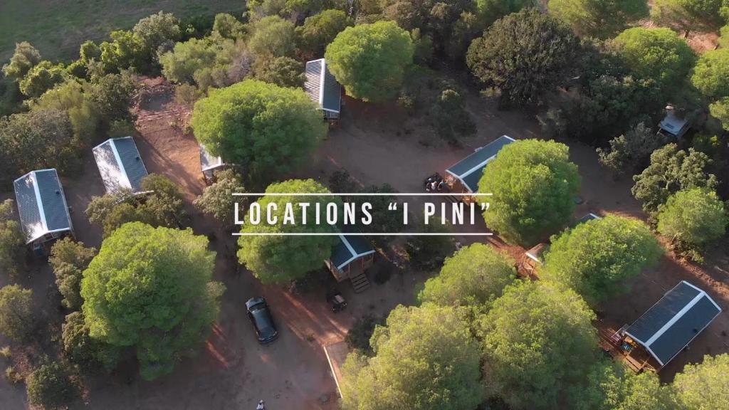 una vista aérea de un parque con un cartel que lee localizaciones de color rosa en Palombaggia location i pini Porto Vecchio, en Porto Vecchio