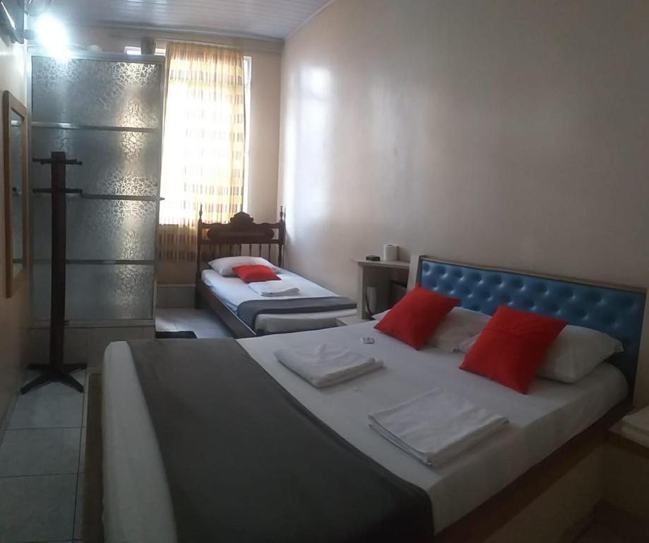 Un pat sau paturi într-o cameră la OYO Hotel Macedo