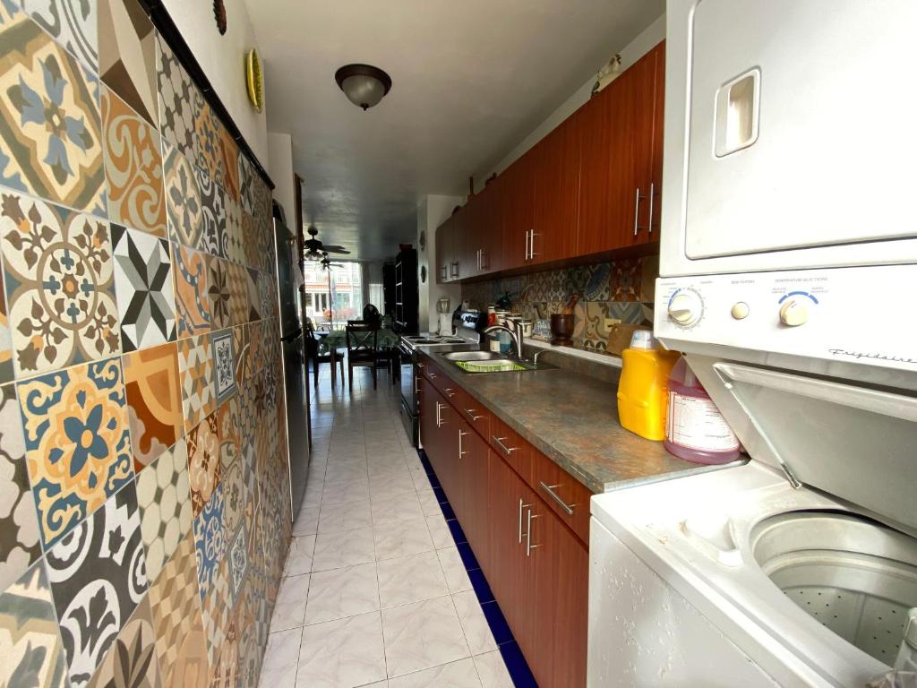 Kuchyň nebo kuchyňský kout v ubytování Paradigm Villa Dorado