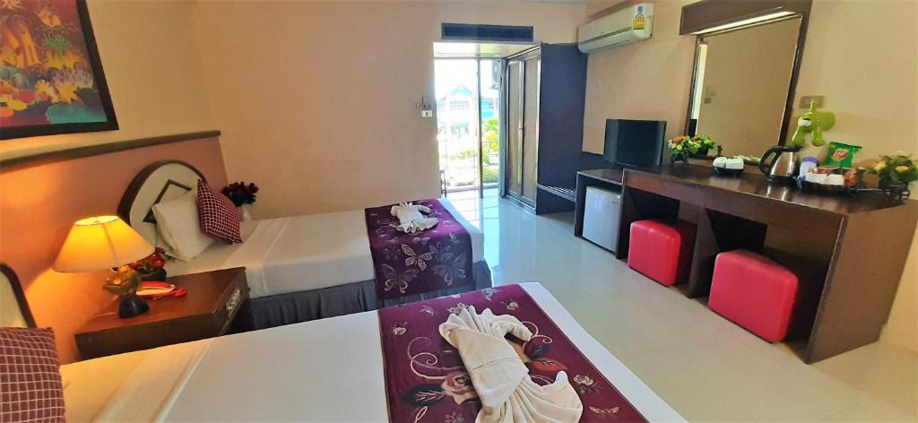 Cama ou camas em um quarto em La Moon At Phuket - SHA Extra Plus