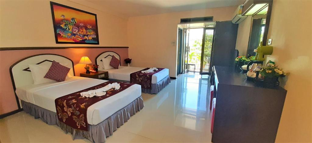 Cama ou camas em um quarto em La Moon At Phuket - SHA Extra Plus